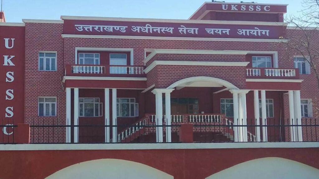 उत्तराखंड अधीनस्थ सेवा चयन आयोग (UKSSSC) द्वारा समूह-ग के 916 पदों पर चयन के बाद, परीक्षा रद्द किए जाने के मामले में नैनीताल हाईकोर्ट ने राज्य सरकार और आयोग से जवाब मांगा है। आयोग ने इस मामले में सुनवाई की अगली तारीख 17 फरवरी तय की है। 