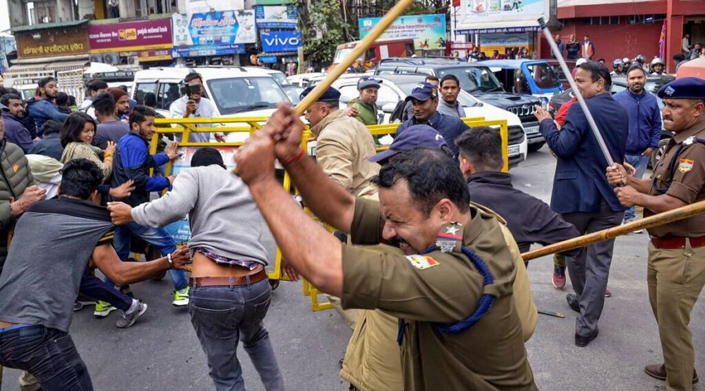 पूर्व सीएम हरीश रावत और हरक सिंह रावत ने लाठीचार्ज को बताया षडयंत्र