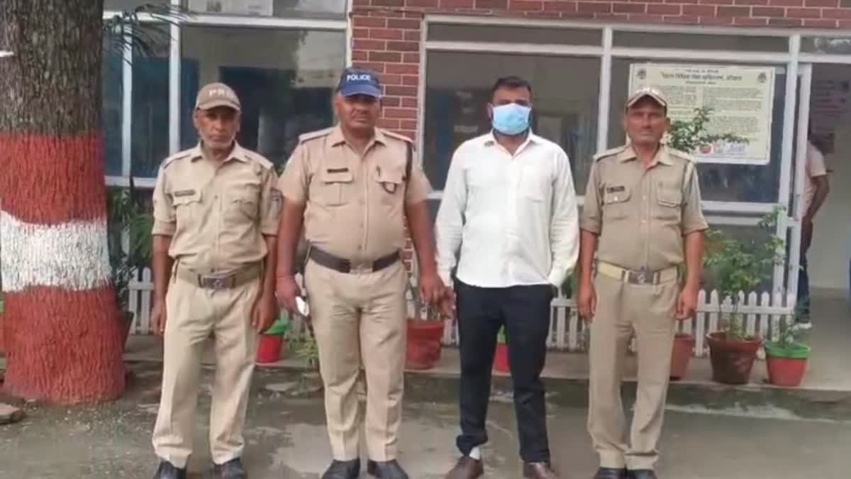 नगर निगम के एई को ब्लैकमेल करने के आरोप में शख्स गिरफ्तार