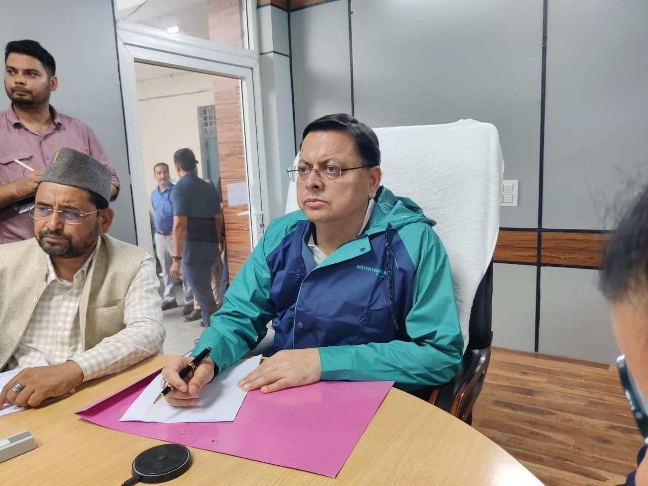 मुख्यमंत्री  पुष्कर सिंह धामी द्वारा उत्तरकाशी आपदा नियंत्रण कक्ष से राहत एवं बचाव कार्यों की समीक्षा