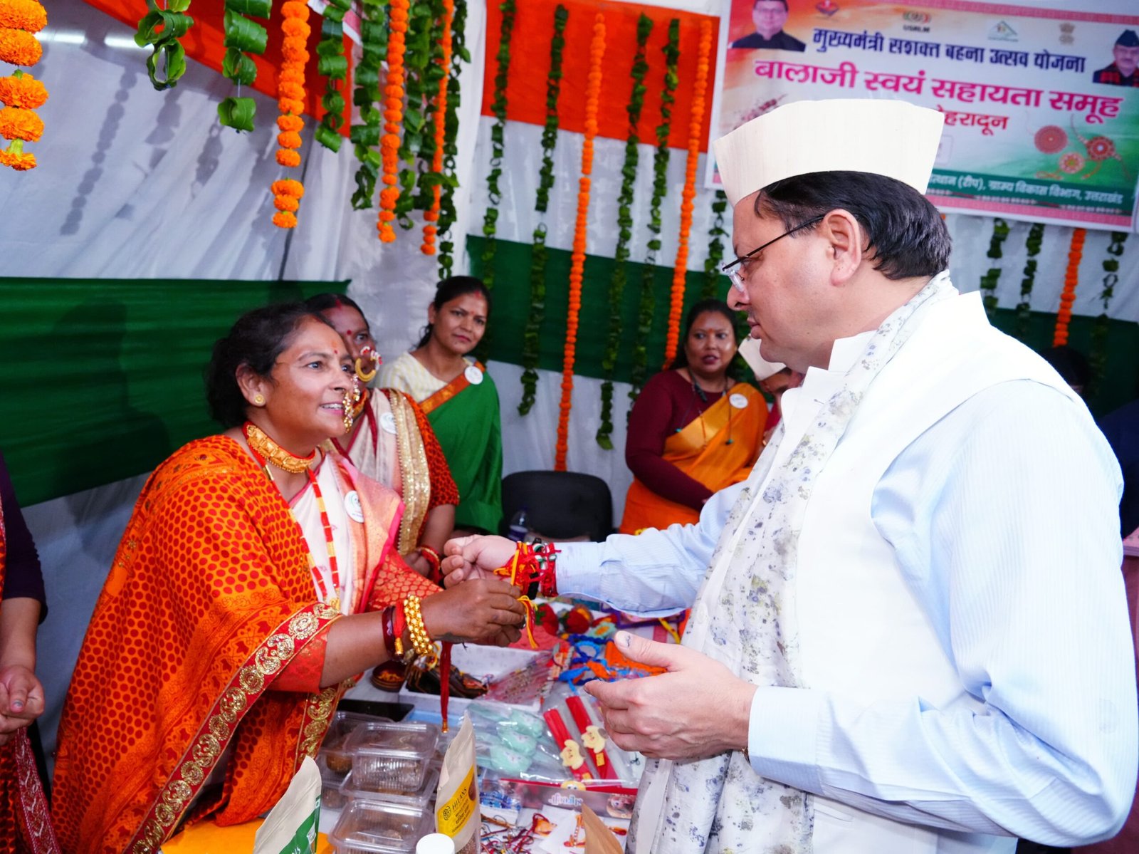 मुख्यमंत्री को विभिन्न महिला स्वयं सहायता समूहों से जुड़ी बहनों ने राखी बाँधी